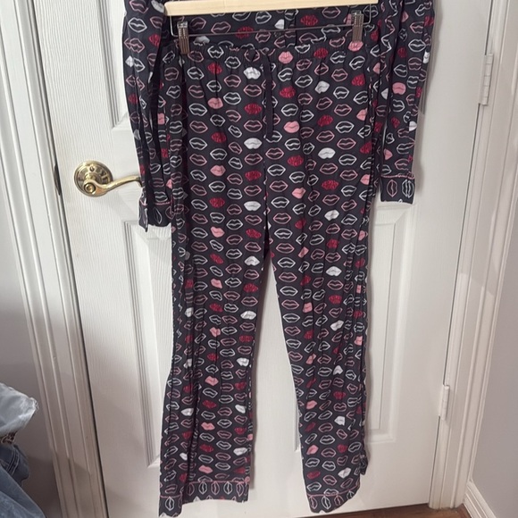 Victoria's Secret Pajama Set with Pink and Gray Lips size medium - Picture 2 of 6